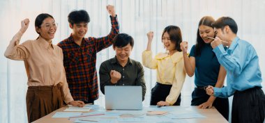 Mutlu profesyonel iş ekibi, modern toplantı odasındaki başarı projelerini iş belgeleriyle kutluyor. Müdür ve iş arkadaşı satışların artmasından memnun. Tanımlama.