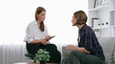 Mutlu hasta ve psikolog klinikte olumlu duygularla zihinsel sağlık sohbetlerini paylaşırken aynı zamanda klinikteki psikologlara başarılı bir iş ve hayatı açıklıyorlar.