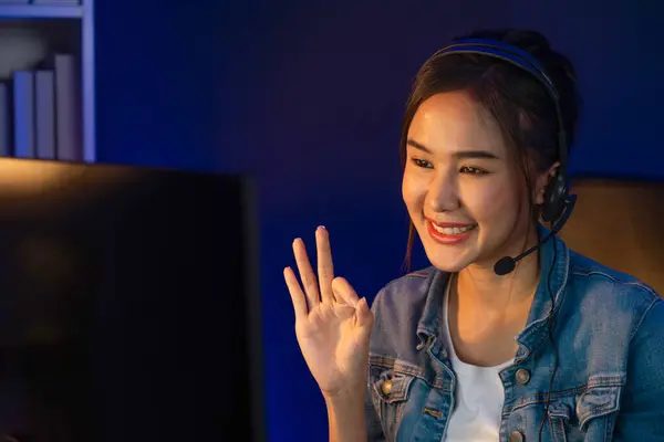 Anfitrión Canal Asiático Influencer Hablando Transmisión Streaming Línea Con Auriculares — Foto de Stock