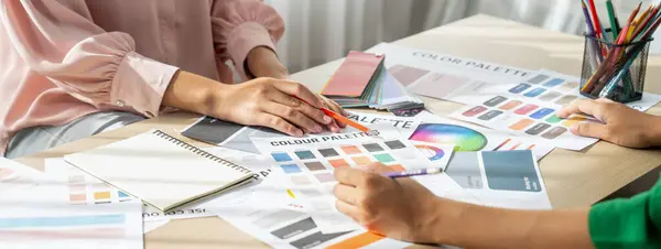 Oříznutý Obraz Profesionálních Interiérových Designérů Diskutovat Brainstorm Hlavní Téma Barvy — Stock fotografie