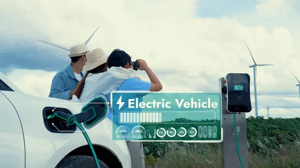 现代家庭旅行和自然与生态友好型电动车的概念 显示数字电池充电状态全息图使用可再生能源从风力涡轮机未来的能源可持续性 仔细阅读 — 图库照片