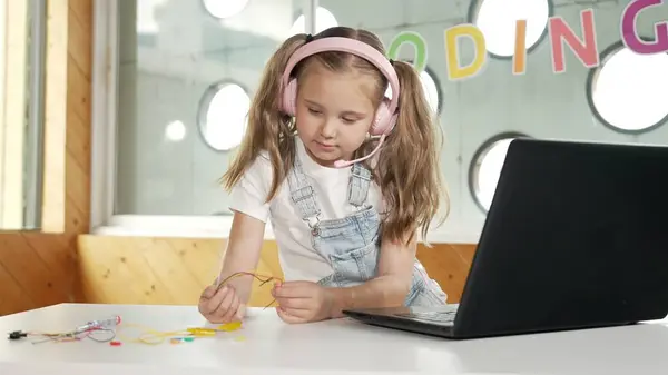 Ładna Dziewczyna Nosząca Słuchawki Podczas Badania Sprzętu Elektronicznego Białe Dziecko — Zdjęcie stockowe
