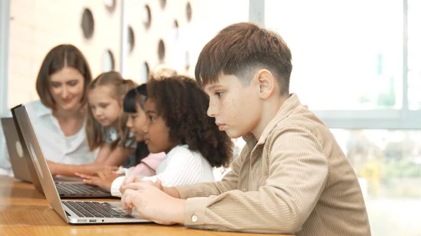 Chłopiec Grający Laptopie Wielokulturowym Przyjacielem Uczącym Się Klasie Technologii Stem — Zdjęcie stockowe