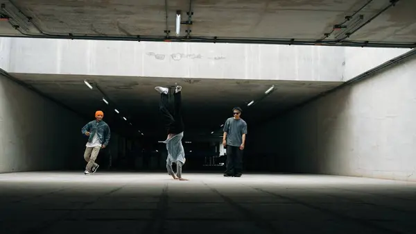 Panorama Tiro Grupo Hipster Dançar Juntos Enquanto Executar Boy Dança — Fotografia de Stock