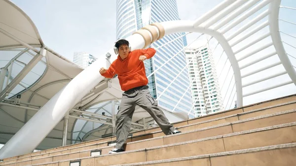 Asiático Hipster Vestindo Fone Ouvido Mostrar Passo Passo Enquanto Saltando — Fotografia de Stock