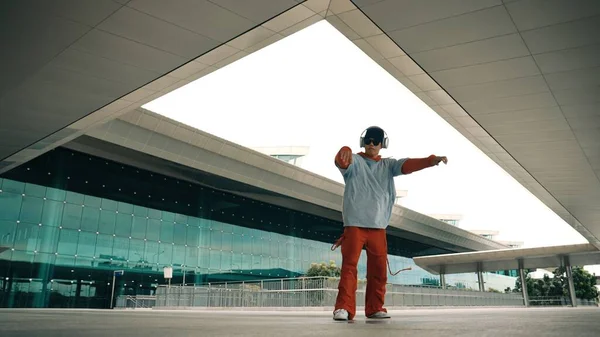 Motion Shot Hipster Profesional Escuchando Música Mientras Realiza Danza Freestyle — Foto de Stock