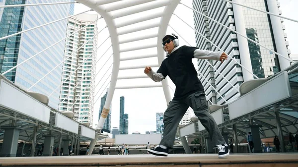Jovem Asiático Hipster Mostrar Passo Passo Centro Cidade Cercar Por — Fotografia de Stock