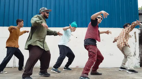Grupo Coreógrafos Hip Hop Bailando Danza Callejera Juntos Pared Jóvenes — Foto de Stock