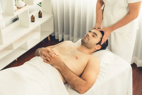 Uomo Caucasico Godendo Rilassante Stress Massaggio Alla Testa Coccole Bellezza — Foto Stock