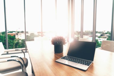 Ofis çalışma alanındaki masada açık kapaklı dizüstü bilgisayar. uds