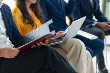 Çeşitlilik adayları iş görüşmesini bekliyor. Entelektüel. Belgelerini ve kendilerini sunum için hazırlarken sandalyeye oturan mülakatçıların düşük kesimi. Entelektüel.