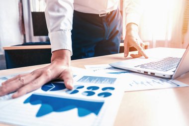 İş adamı muhasebeci ya da finans uzmanı şirket ofisindeki iş raporu grafiğini ve finans şemasını analiz eder. Finans ekonomisi, bankacılık sektörü ve borsa araştırmaları kavramı. uds