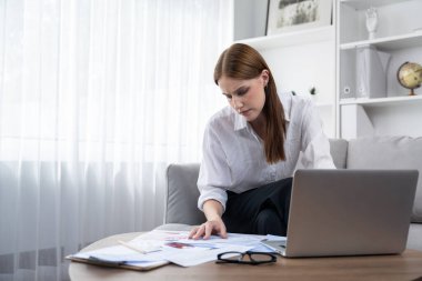 Stresli genç kadının kredi kartı borçlarıyla ilgili maddi sorunları var. Kötü kişisel para ve ipotek yönetimi krizi kavramını en üst düzeyde göstermesi gerekiyor..