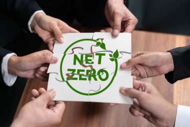 Yapboz parçalarını oluşturan bir grup iş adamı, CO2 salınımını daha yeşil bir Dünya için sürdürülebilir bir çözüm olarak azaltmak için net sıfır ikon sembolü olarak ekolojik bir sorumluluk oluşturuyorlar. Antika