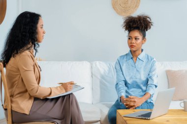 Mutlu hasta ve psikolog klinikte olumlu duygularla ruh sağlığı sohbeti yaparken, aynı zamanda yurtiçi ofisteki psikologlara başarılı bir iş ve yaşam sunuyor.