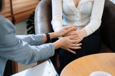 Psikolojik akıl sağlığı danışmanlığı ya da terapi seansındaki genç ve profesyonel bir hastadan akıl hastalığı teşhisi koyarken yardım istemek. Zihinsel tedavi seansı. Blithe