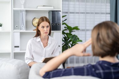 Mutlu hasta ve psikolog klinikte olumlu duygularla zihinsel sağlık sohbeti yaparken aynı zamanda en başarılı iş ve hayatı merkez ofisteki psikologlara anlatıyor. .