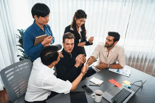 在战略商业营销会议上达成一致后 办公室员工的不同群体进行了握手 团队精神和积极态度创造了富有成效和相互支持的工作场所 谨慎的人 — 图库照片