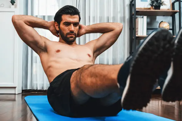 Atletische Sportieve Man Doet Crunch Fitness Mat Tijdens Lichaamsbeweging Thuis — Stockfoto