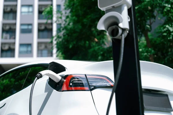 电动车在绿色可持续城市室外花园充电 电动车内置车绿色清洁充电能的城市可持续生活方式 — 图库照片