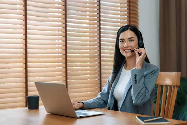 Kvinnliga Call Center Operatör Eller Kundtjänst Helpdesk Personal Som Arbetar — Stockfoto
