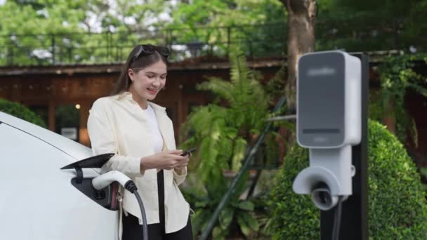 Устойчивое Городское Сообщение Молодой Женщиной Оплачивает Электричество Подзарядку Электромобиля Открытом — стоковое видео