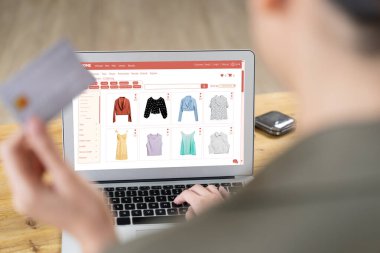 İnternet pazarından alışveriş yapan kadın modern yaşam tarzı için satış malzemeleri arıyor ve en yüksek siber güvenlik yazılımı tarafından korunan cüzdandan çevrimiçi ödeme için kredi kartı kullanıyor