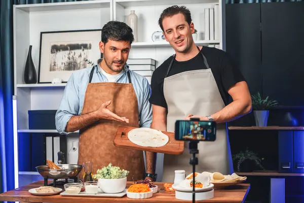 Sunn Mat Kjøkkenet Med Kokkepåvirkere Som Presenterer Fersk Salatrull Matlaging – stockfoto