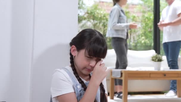 스트레스와 불행한 소녀는 모퉁이에 배경에서 그녀의 부모의 소리를 그녀의 외상성 — 비디오