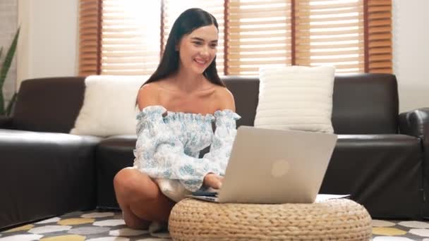 Junge Frau Nutzt Laptop Mit Für Online Shopping Commerce Durch — Stockvideo