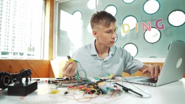 Rapaz Feliz Inteligente Inspecionar Aprender Usar Ferramenta Eletrônica Para Corrigir — Vídeo de Stock