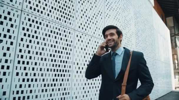 Умный Бизнесмен Использующий Телефон Говорить Инвестициях Бизнес Счастливый Менеджер Ходит — стоковое видео