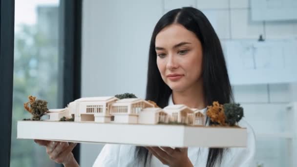 Nahaufnahme Von Qualifizierten Jungen Schönen Kaukasischen Architekten Lift Haus Modell — Stockvideo