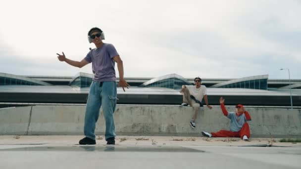 Groep Aziatische Breakdancer Voeren Straatdans Uit Met Multiculturele Vriendenondersteuning Bewegende — Stockvideo