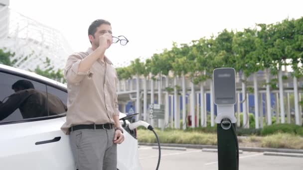 Lassított Mozgás Ember Fel Töltő Feltölteni Elektromos Autók Akkumulátor Töltőállomás — Stock videók