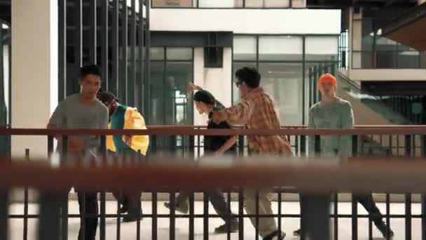 Grupo Hipster Multicultural Caminando Mientras Baila Corredor Moderno Atractivo Equipo — Vídeos de Stock