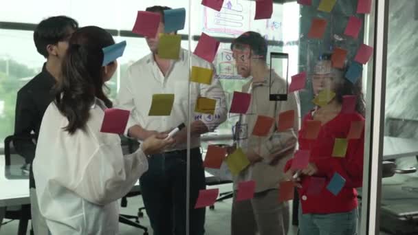 Gelukkig Professioneel Business Team Brainstorming Marketing Idee Met Behulp Van — Stockvideo