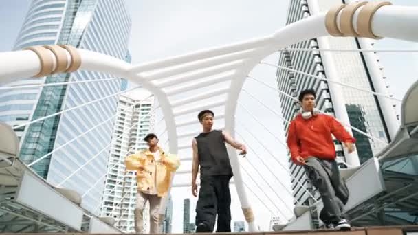 Группа Счастливых Брейк Дансистов Спускается Лестнице Танцуя Вместе Городе Профессиональный — стоковое видео
