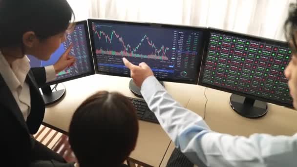Inversores Negocios Compañía Comercio Acciones Analizando Comercialización Bolsa Valores Mirando — Vídeo de stock