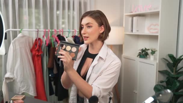 Woman Influencer Skyte Live Streaming Vlog Video Gjennomgang Makeup Prim – stockvideo