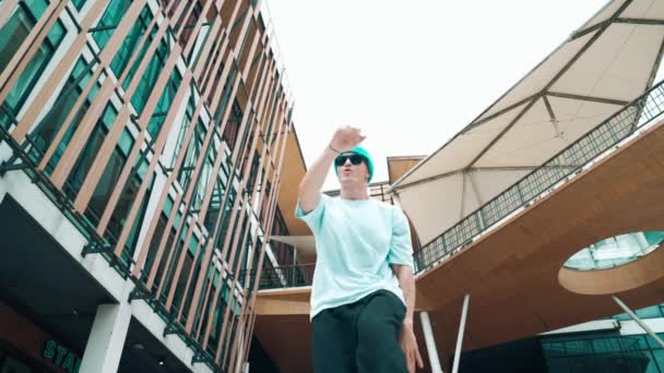 Professionell Kaukasisk Gatudansare Tittar Kameran Ung Attraktiv Man Flyttar Dansar — Stockvideo