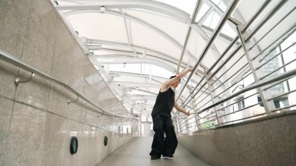 Umiejętny Przystojny Hipster Wykonuje Taniec Uliczny Wąskim Korytarzu Profesjonalny Hip — Wideo stockowe