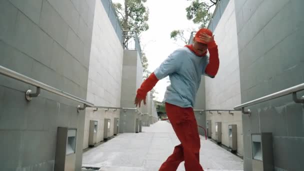 Hipster Professionista Eseguire Passo Mentre Cammina Corridoio Abile Ballerino Strada — Video Stock