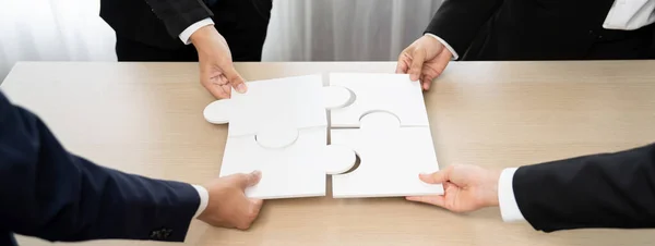 Panorama Bannière Équipe Affaires Assemblant Puzzle Sur Table Symbolisent Partenariat — Photo