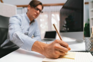 Stresli bilişim geliştiricisi deneme uygulamasında kodlama programı olan bilgisayar ve bilgisayar üzerinde çevrimiçi yazılım geliştirme bilgilerini analiz ediyor. Teknik mühendis önemli not listeleri yazıyor. Bireysel.