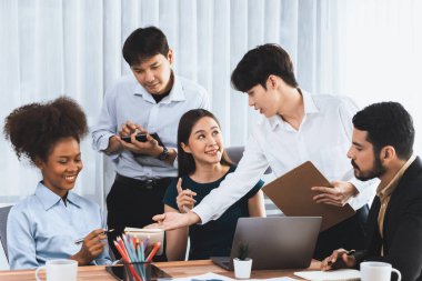 Mutlu iş adamları birlikte çalışır, şirket ofisinde tartışırlar. Profesyonel ve çeşitlilik takım çalışması iş planını bilgisayarda tartışır. Modern çok kültürlü ofis çalışanı. Uyum