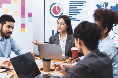 Genç Asyalı iş kadını modern toplantıda TV ekranında veri analizi paneli sunuyor. Bir grup iş adamıyla konferans odasında iş sunumu. Uyum