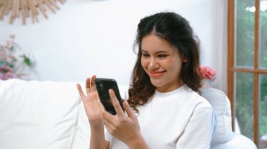 Genç bir kadın internet üzerinden alışveriş yapmak için internet üzerinden internet üzerinden internet üzerinden alışveriş yapıyor. Modern ve konforlu çevrimiçi alımlar güvenli ve uygun alışverişleri sağlar.