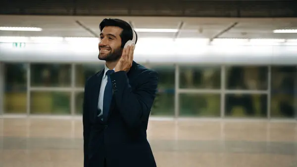 Homem Negócios Inteligente Ouvindo Música Por Fone Ouvido Enquanto Espera — Fotografia de Stock