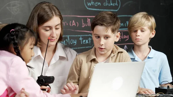 Biały Chłopiec Korzystający Kodu Programowania Laptopa Programu Pisania Podczas Gdy — Zdjęcie stockowe